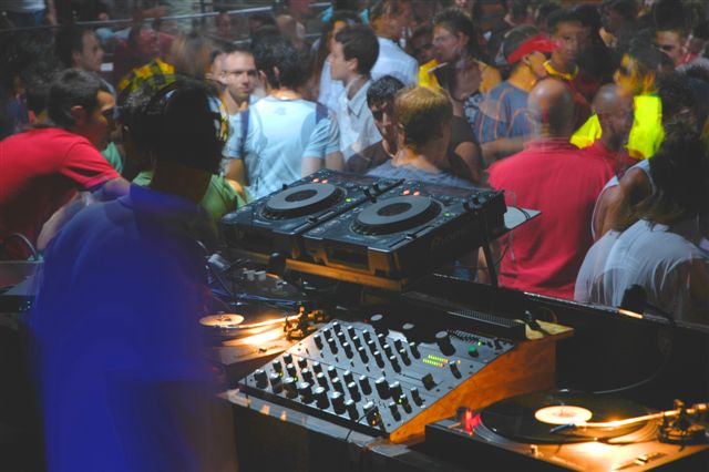 Due bus notturni per riportare a casa i ragazzi dopo la serata in discoteca