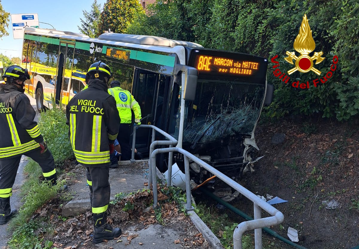 Violento scontro tra furgone e un bus di linea a Mestre, le immagini