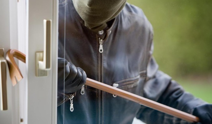 Tentano un furto, ma vengono beccati con le mani nel sacco: nei guai due georgiani