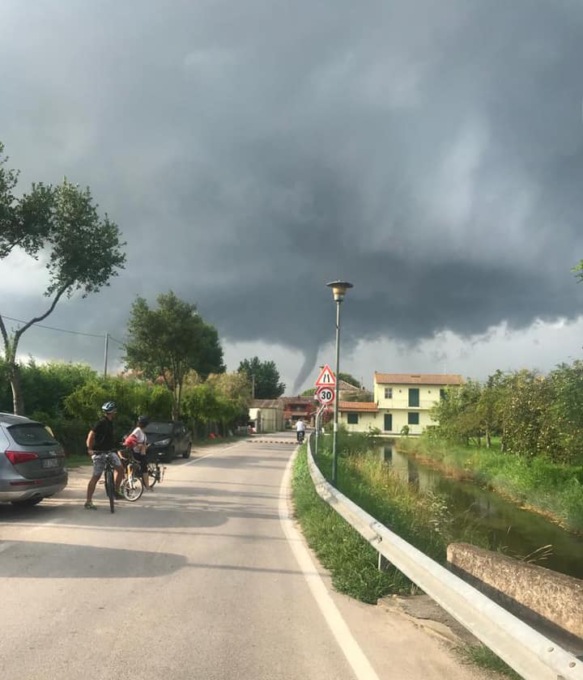 Trombe d’aria in laguna, il video impressionante: tanta paura per residenti e turisti