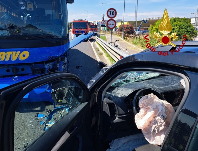 Frontale tra un autobus e una vettura sulla Treviso mare a Meolo