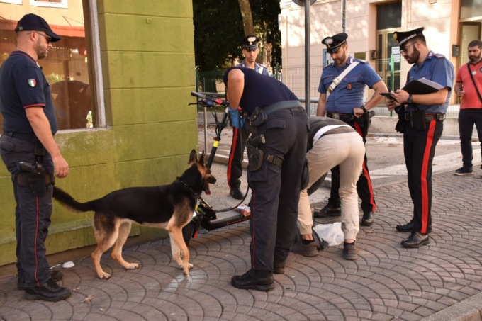 Il fiuto di Corina non sbaglia mai: trovati 100 grammi di droga in strada
