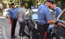 Arrestato per spaccio, minaccia i Carabinieri e spacca un vetro della gazzella
