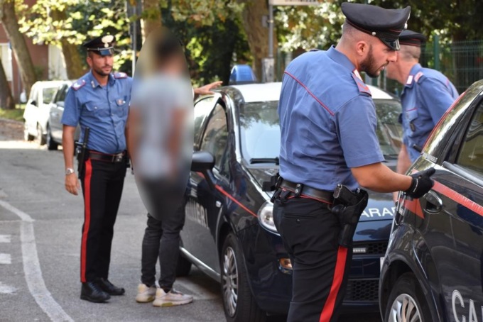 Arrestato per spaccio, minaccia i Carabinieri e spacca un vetro della gazzella