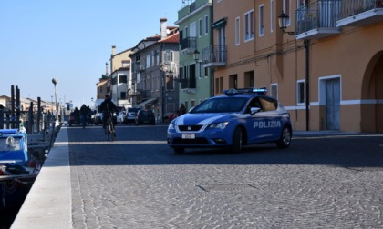 Va alla partita amichevole della squadra del cuore con una lama di 18 centimetri in tasca