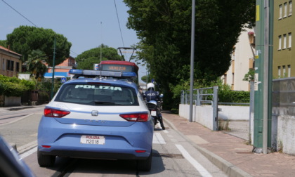 Prendono un taxi per derubare l'autista mentre lui è impegnato alla guida