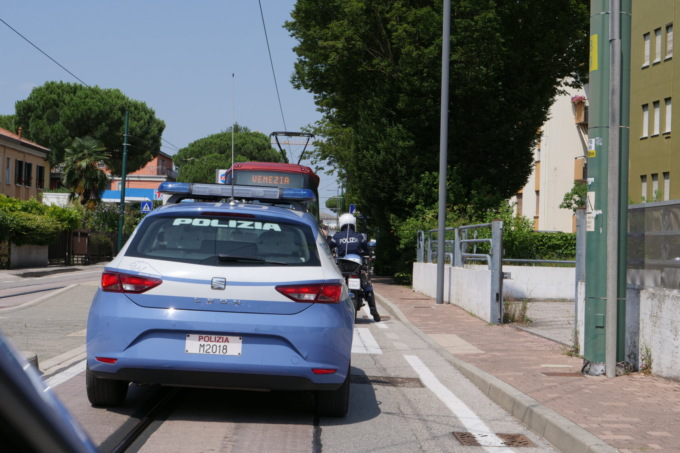 Prendono un taxi per derubare l’autista mentre lui è impegnato alla guida