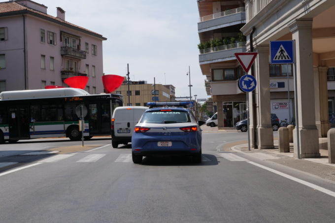 Richiedente asilo rapina un uomo e lo ferisce a un braccio poi deruba un turista e lo fa rovinosamente cadere