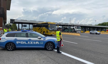 Passeur fermato alla barriera di Venezia Est, in auto con lui cinque immigrati clandestini