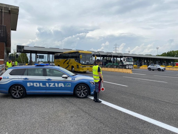 Passeur fermato alla barriera di Venezia Est, in auto con lui cinque immigrati clandestini