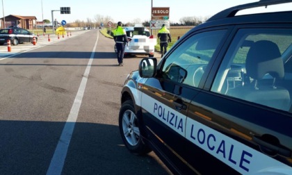 Tragedia all'alba a Jesolo, travolto da un'auto mentre è in bici: morto un 34enne