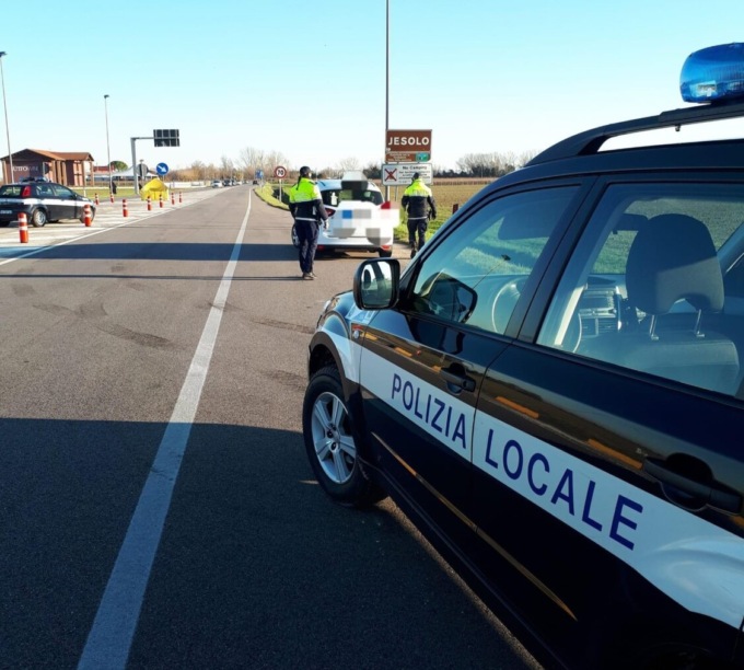 Tragedia all’alba a Jesolo, travolto da un’auto mentre è in bici: morto un 34enne