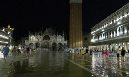 Venezia, acqua alta in agosto: un evento raro illuminato dalla Superluna