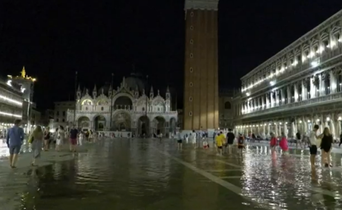 Venezia, acqua alta in agosto: un evento raro illuminato dalla Superluna