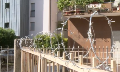 Mestre, i residenti di via Carducci hanno paura: spunta del filo spinato sui cancelli