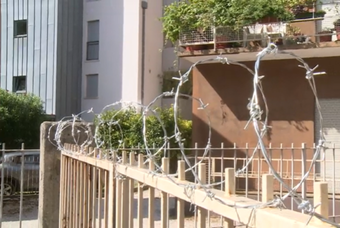 Mestre, i residenti di via Carducci hanno paura: spunta del filo spinato sui cancelli