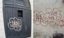 Vandali imbrattano Rialto, Zaia: "Trattenuti fino a che non pagano il restauro"