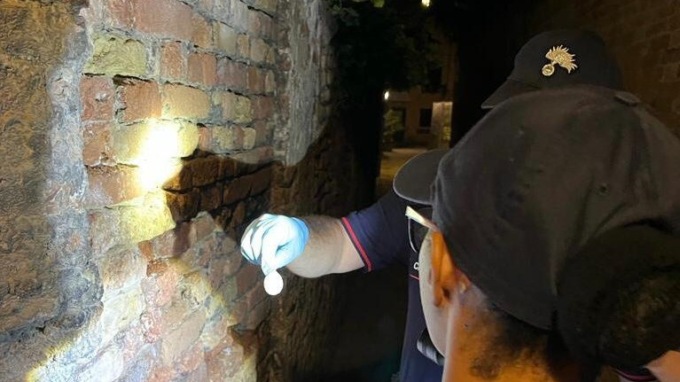 Busta di droga nel portico di una corte, la denuncia di una residente: “Ci spacciano sotto casa, abbiamo paura”