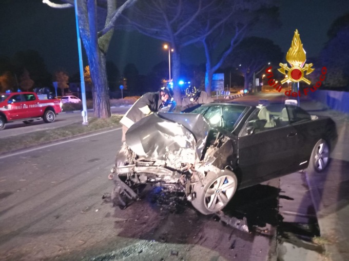 Si schianta con l’auto e due passeggeri rimangono feriti: ma lui scappa e sparisce nel nulla