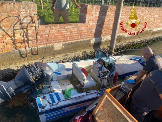 La barca fuori controllo sbatte contro una briccola a Burano