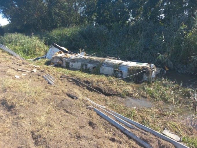 L’autocisterna carica di melassa di barbabietola si ribalta in strada: il conducente rimane incastrato tra le lamiere