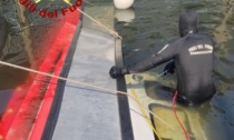 Barca affondata nella darsena di Mestre recuperata dai sommozzatori dei Vigili del fuoco