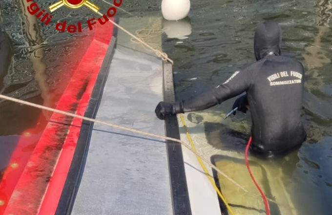 Barca affondata nella darsena di Mestre recuperata dai sommozzatori dei Vigili del fuoco