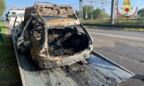 L'auto è in panne, il conducente accosta sul ponte della Libertà: poi la vettura diventa un inferno di fuoco