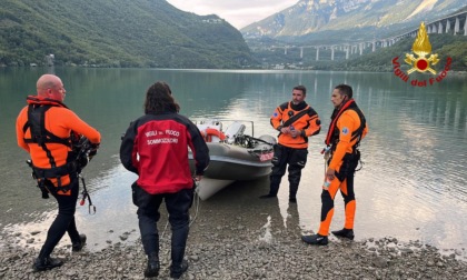 20enne di Mestre scivola dal materassino e viene inghiottito dalle acque del lago in provincia di Treviso