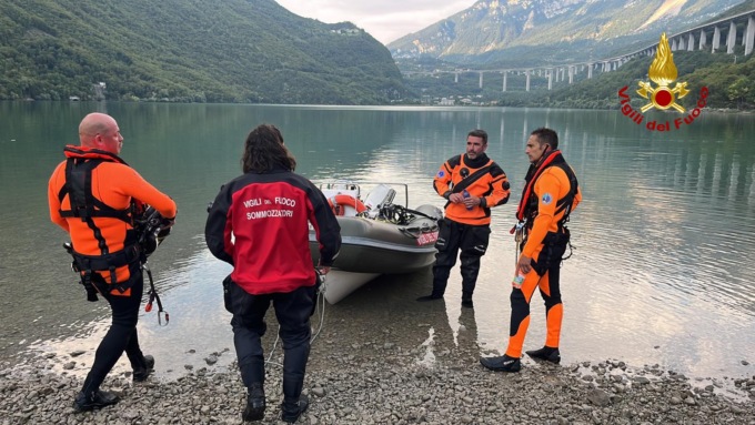 20enne di Mestre scivola dal materassino e viene inghiottito dalle acque del lago in provincia di Treviso