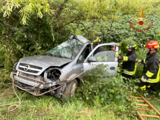 Perde il controllo dell’auto e finisce nel fosso a Portogruaro: conducente estratto dalle lamiere