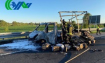 Caos in A4: furgone in coda prende fuoco dopo un incidente che ha coinvolto tre auto