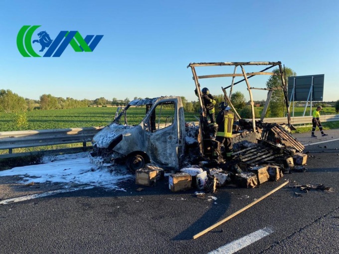 Caos in A4: furgone in coda prende fuoco dopo un incidente che ha coinvolto tre auto