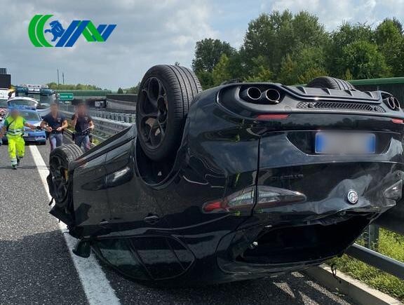 Passante di Mestre, l’auto si ribalta e coinvolge un’altra vettura: ferito il conducente