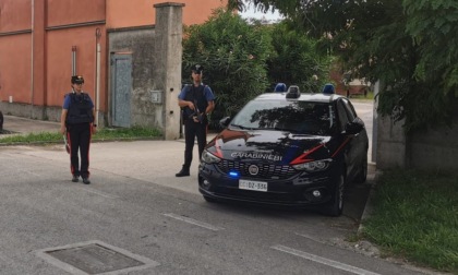 Tentano di rubare un furgone e poi "giocano" a guardie e ladri con i Carabinieri, ma perdono