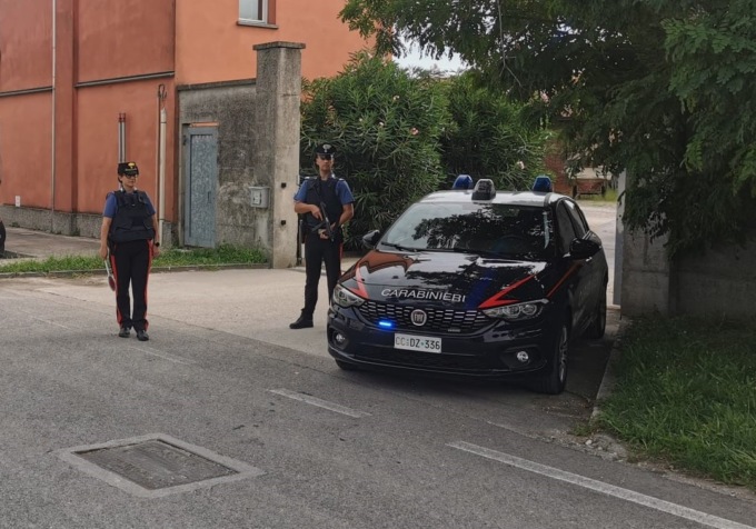 Tentano di rubare un furgone e poi “giocano” a guardie e ladri con i Carabinieri, ma perdono