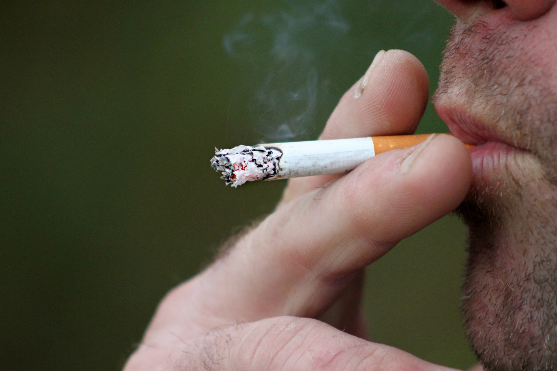 La sigaretta più costosa al mondo: fuma in aeroporto e la 