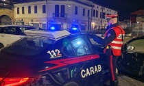 L'atteggiamento sospetto spinge i Carabinieri a effettuare un controllo... uno dei fermati aveva un passato oscuro