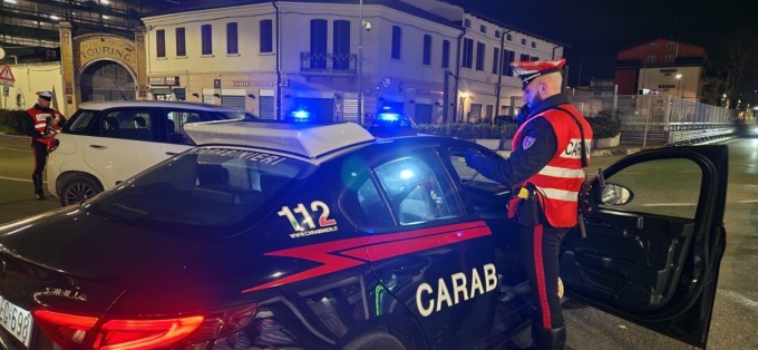 L’atteggiamento sospetto spinge i Carabinieri a effettuare un controllo… uno dei fermati aveva un passato oscuro