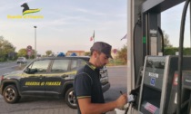 Raffica di controlli ai distributori di benzina: 25 violazioni nel veneziano