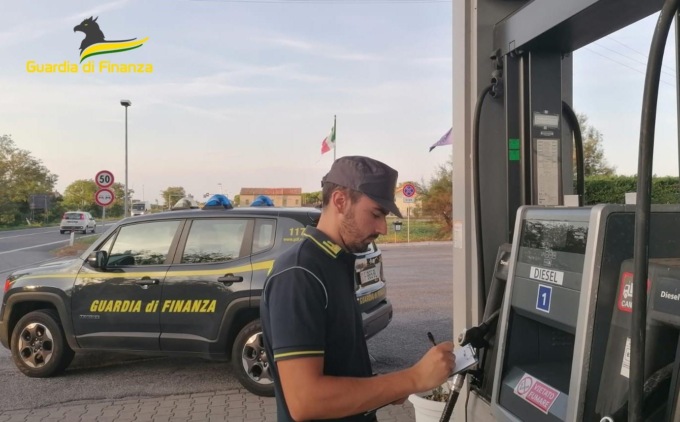Raffica di controlli ai distributori di benzina: 25 violazioni nel veneziano