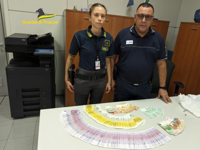 150mila euro all’imbarco: “Mi servono per comprare diamanti a Hong Kong”