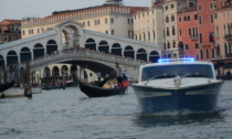 Si confondono tra i turisti ma sono scippatori: beccati altri due borseggiatori a Venezia