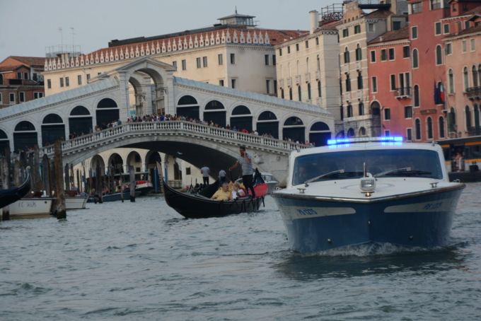 Si confondono tra i turisti ma sono scippatori: beccati altri due borseggiatori a Venezia