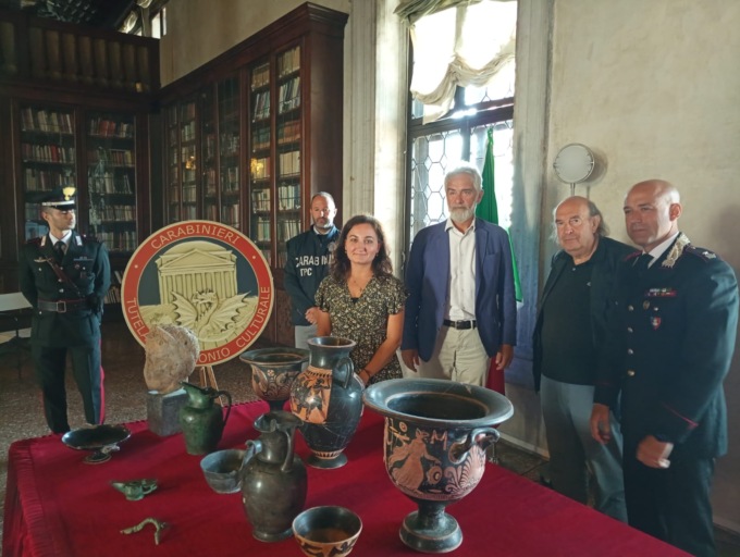 Venezia, 226 reperti archeologici recuperati e riconsegnati allo Stato: l’operazione dei Carabinieri 