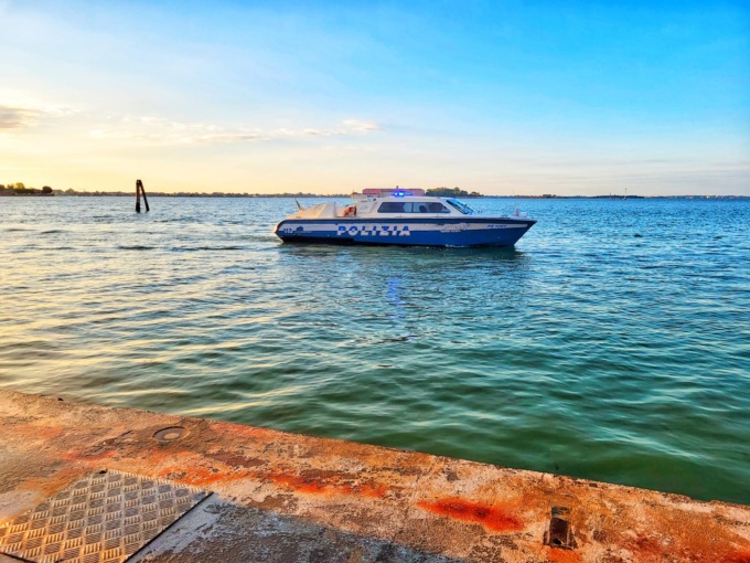 E’ ubriaco fradicio e non si ferma all’alt: la corsa in catamarano in stile “Fast & Furious”