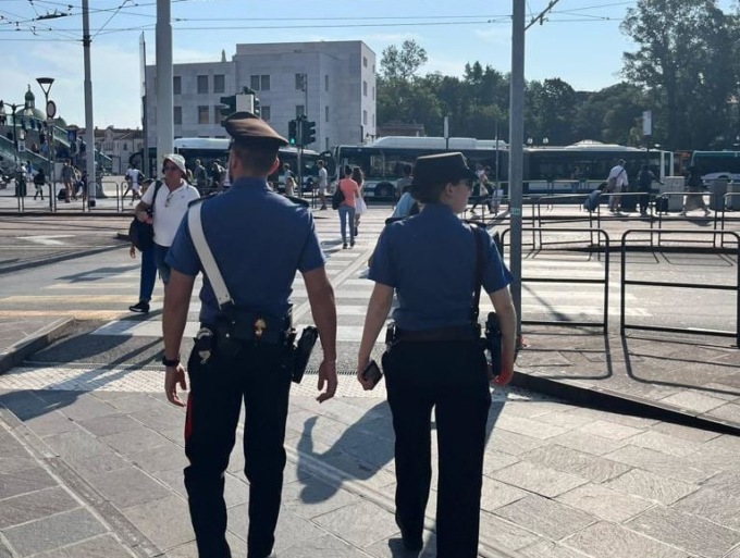 Ruba il portafoglio a un turista: borseggiatore romeno preso in Piazzale Roma