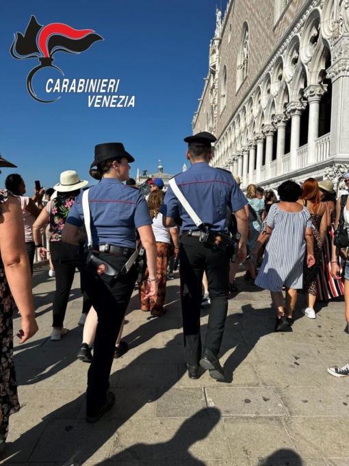 Borseggi a Venezia: i consigli dei Carabinieri per non farsi derubare in vaporetto o tra le calli