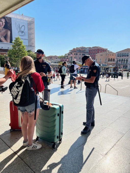 Rubano una borsa da oltre 3mila euro a una turista, ma gli agenti della Polfer le bloccano subito dopo
