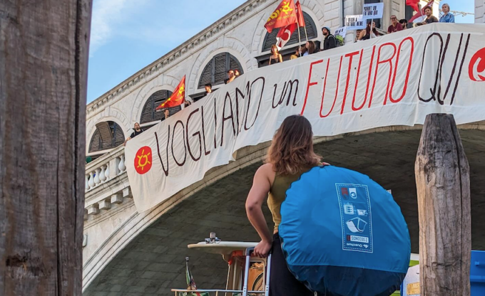 “Vogliamo un futuro qui”, la protesta degli studenti arriva anche a Venezia